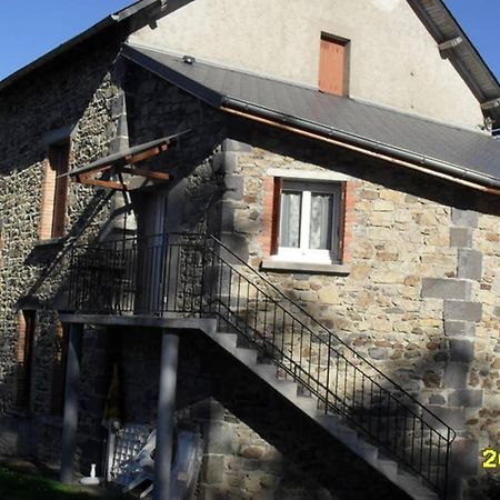 Gite A La Ferme Pres Vulcania-Gr89 La Goutelle 外观 照片